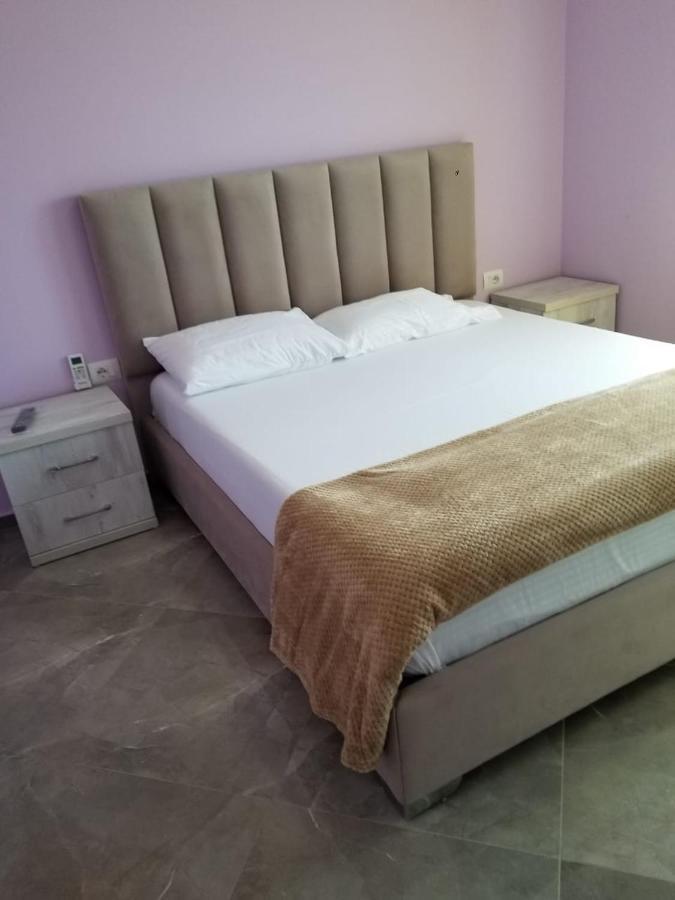 Brothers Lr Sarande Bagian luar foto